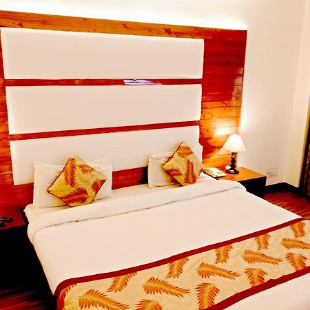 Royal Jardin Whistling Pines Resort Шимла Экстерьер фото