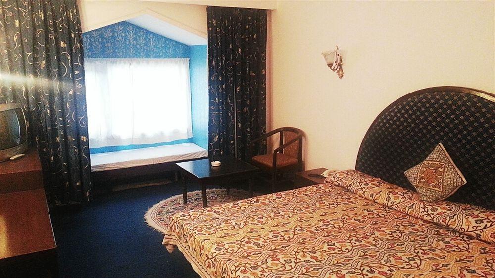 Royal Jardin Whistling Pines Resort Шимла Экстерьер фото