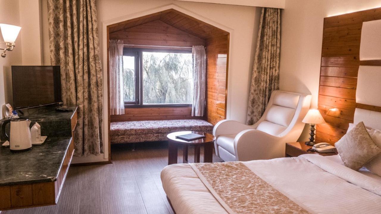 Royal Jardin Whistling Pines Resort Шимла Экстерьер фото