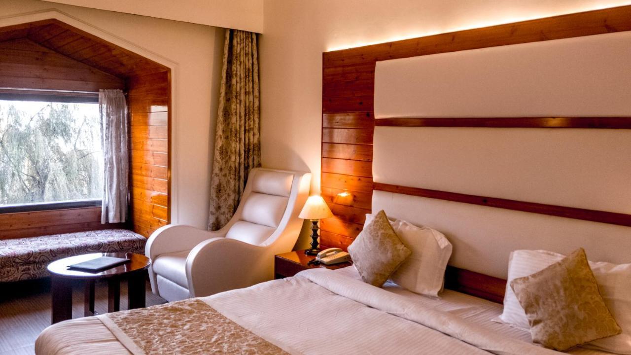 Royal Jardin Whistling Pines Resort Шимла Экстерьер фото